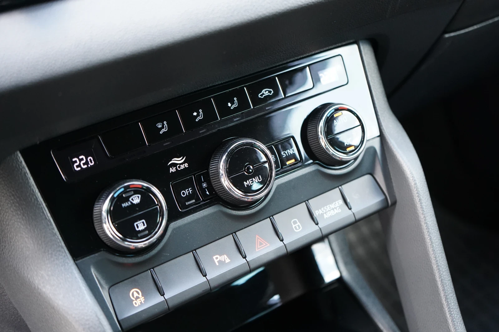 Skoda Karoq 1.5 TSI* SPORTLINE* KEYLESS* CANTON* CAMERA* DISTR, снимка 12 - Автомобили и джипове - 54680771