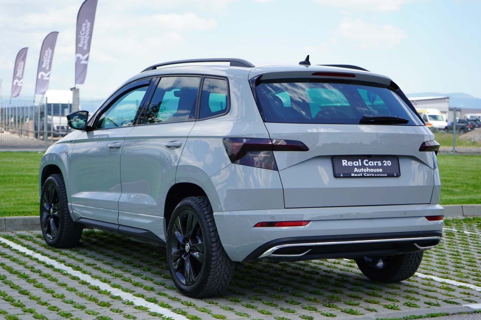 Skoda Karoq 1.5 TSI* SPORTLINE* KEYLESS* CANTON* CAMERA* DISTR, снимка 6 - Автомобили и джипове - 54680771