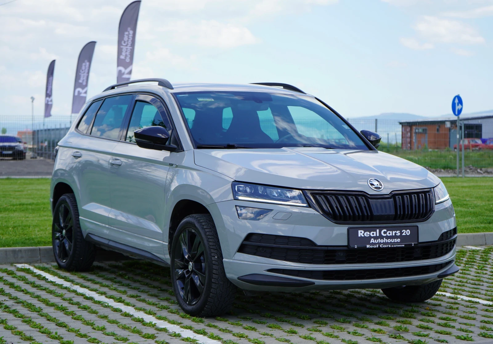 Skoda Karoq 1.5 TSI* SPORTLINE* KEYLESS* CANTON* CAMERA* DISTR, снимка 3 - Автомобили и джипове - 54680771