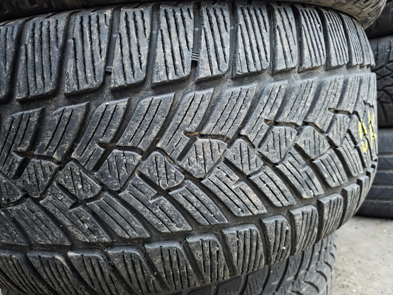 Гуми Зимни 255/50R19, снимка 4 - Гуми и джанти - 53982840
