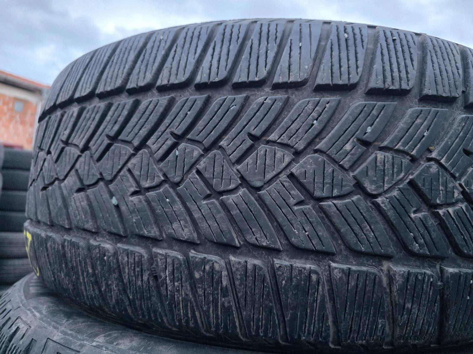 Гуми Зимни 255/50R19, снимка 2 - Гуми и джанти - 53982840
