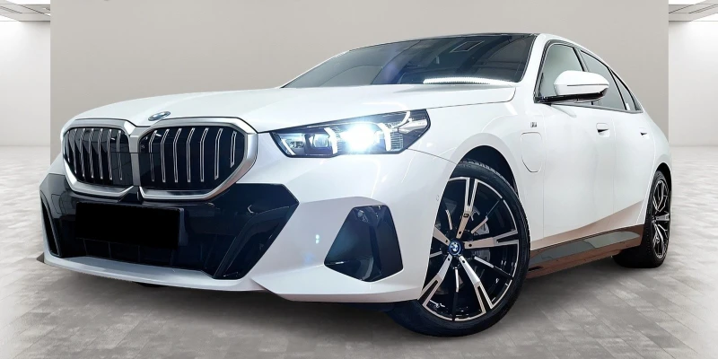 BMW 550 e xDrive = M-Sport= Adaptive M Suspension Гаранция, снимка 1 - Автомобили и джипове - 47579965