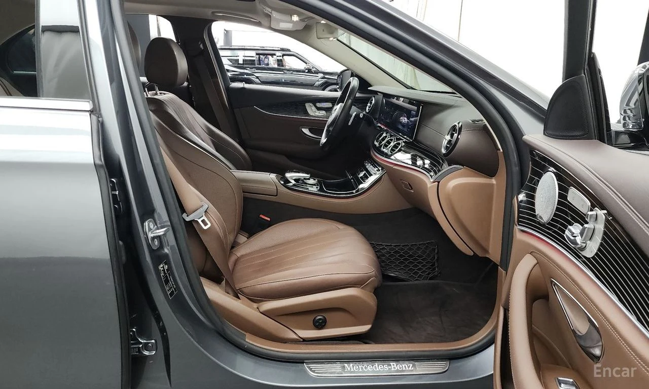 Mercedes-Benz E 400 4MATIC* HEAD-UP* 360CAMERA* PANOROOF* BURMESTER* , снимка 13 - Автомобили и джипове - 54445468