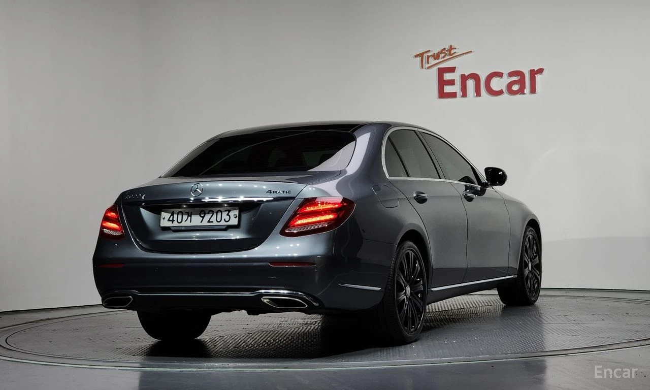 Mercedes-Benz E 400 4MATIC* HEAD-UP* 360CAMERA* PANOROOF* BURMESTER* , снимка 3 - Автомобили и джипове - 54445468