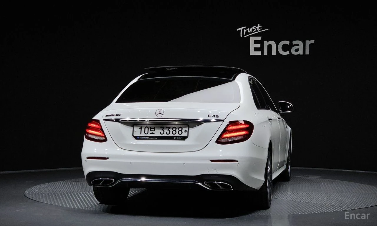 Mercedes-Benz E 300 4MATIC* AMG* BURMESTER 3D* HEAD-UP* ОБДУХВАНЕ* 360, снимка 4 - Автомобили и джипове - 54599133