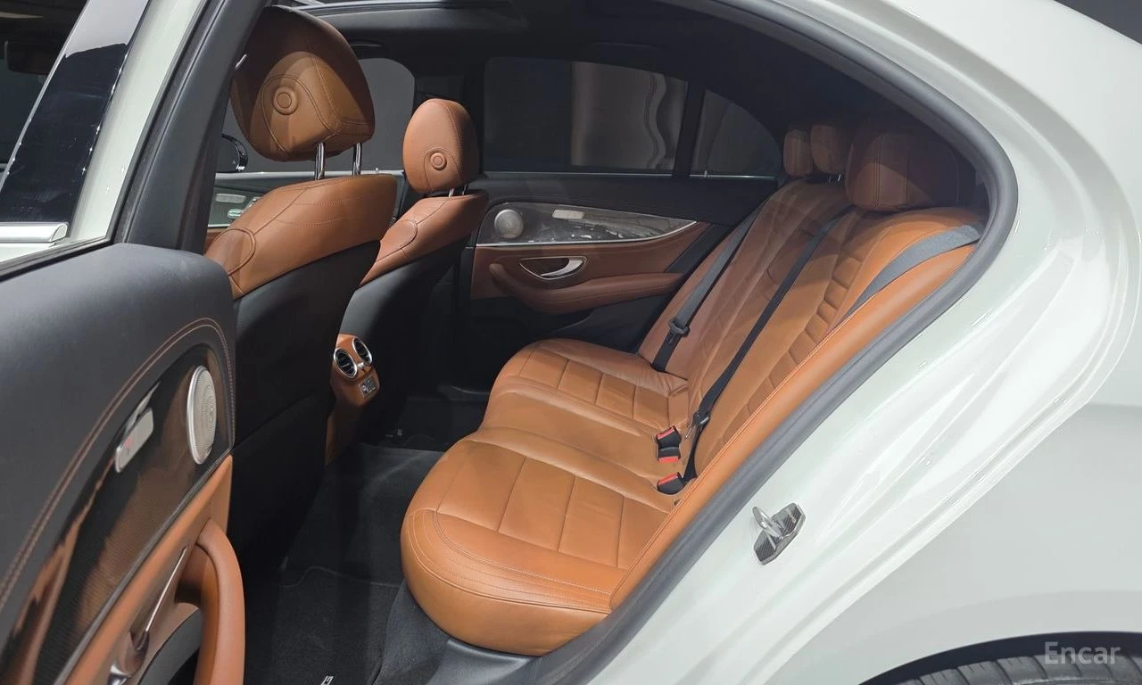 Mercedes-Benz E 300 4MATIC* AMG* BURMESTER 3D* HEAD-UP* ОБДУХВАНЕ* 360, снимка 16 - Автомобили и джипове - 54599133