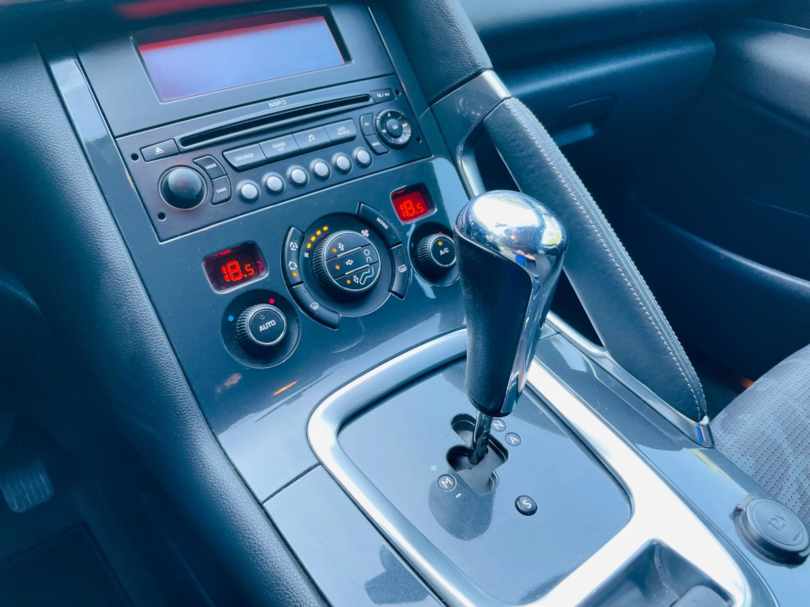 Peugeot 3008 1.6HDI* 109к.с-АВТОМАТИК, снимка 14 - Автомобили и джипове - 54915440
