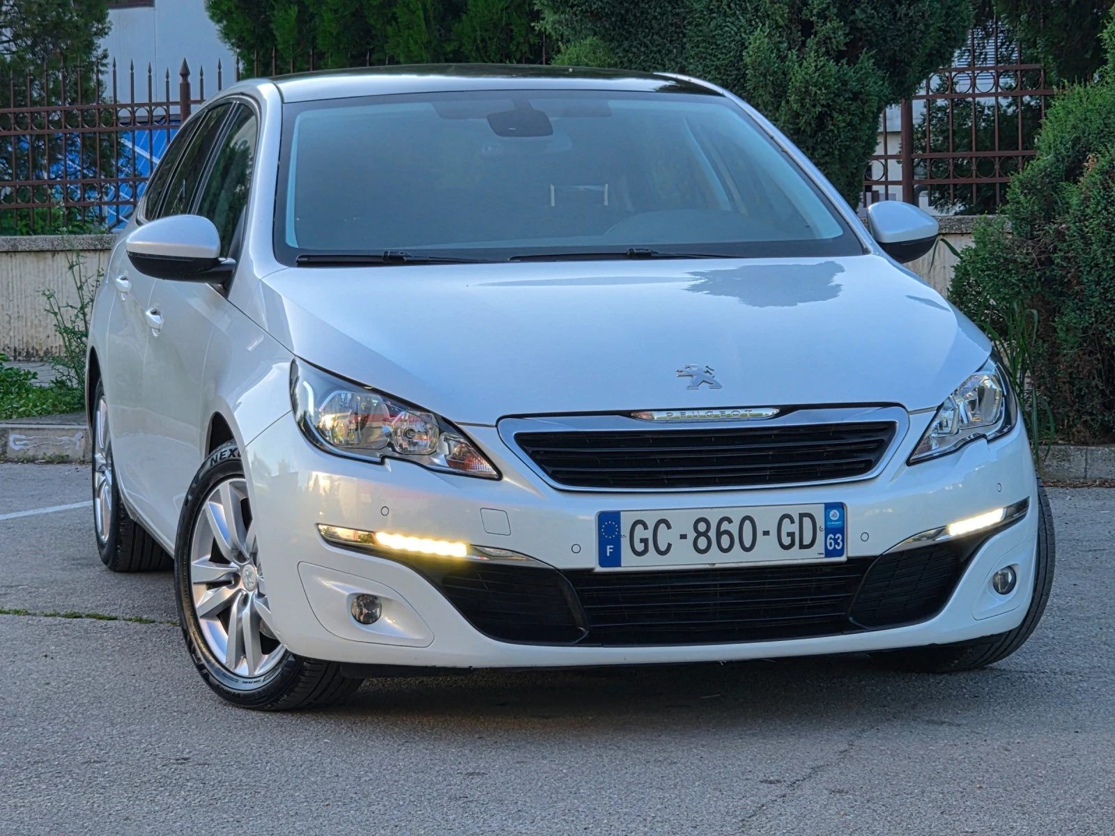 Peugeot 308 1.6HDI 120hp * EURO 6 * НАВИ * ПАНОРАМА *  ЛИЗИНГ , снимка 2 - Автомобили и джипове - 54973749
