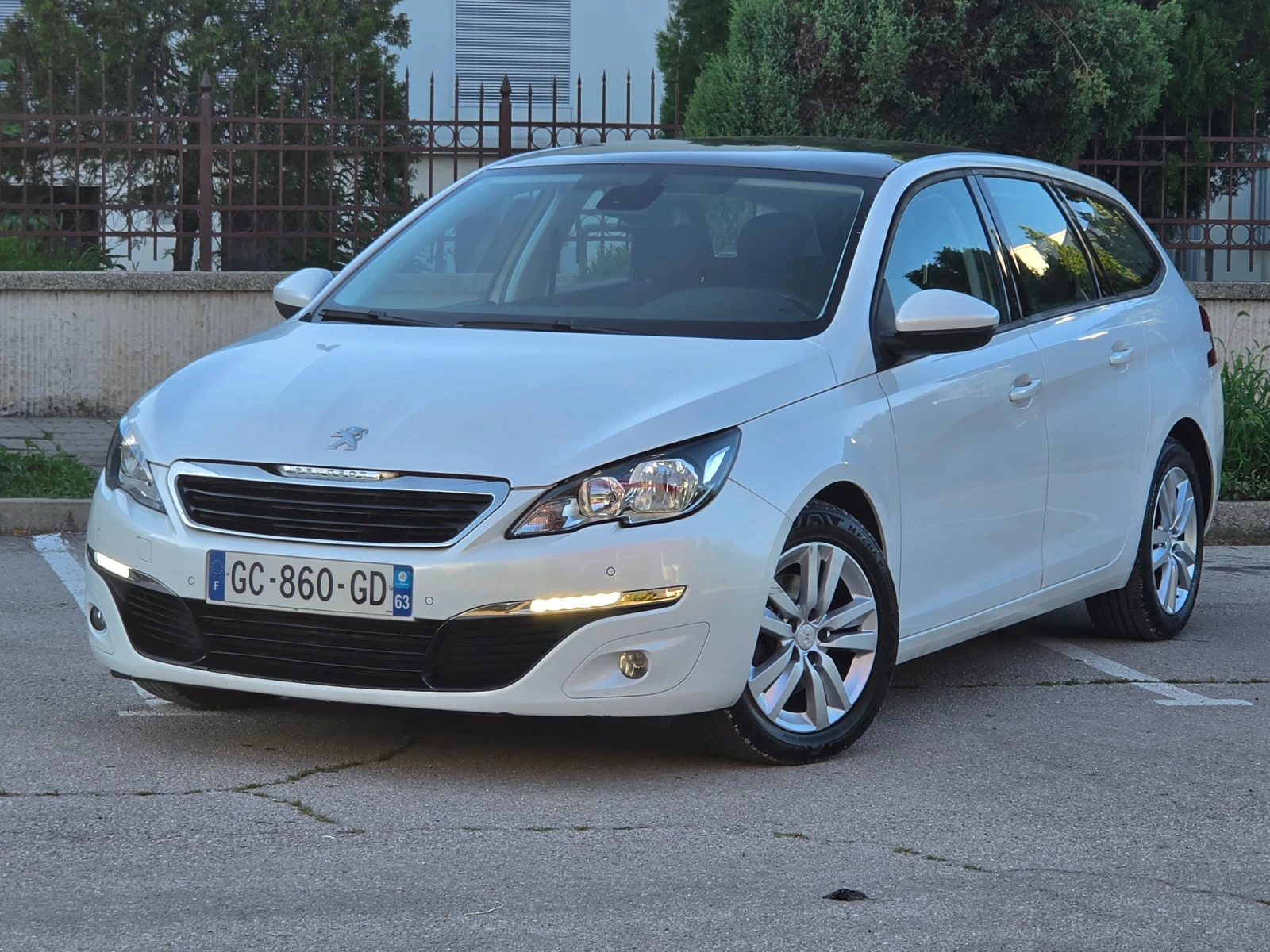 Peugeot 308 1.6HDI 120hp * EURO 6 * НАВИ * ПАНОРАМА *  ЛИЗИНГ , снимка 8 - Автомобили и джипове - 54973749