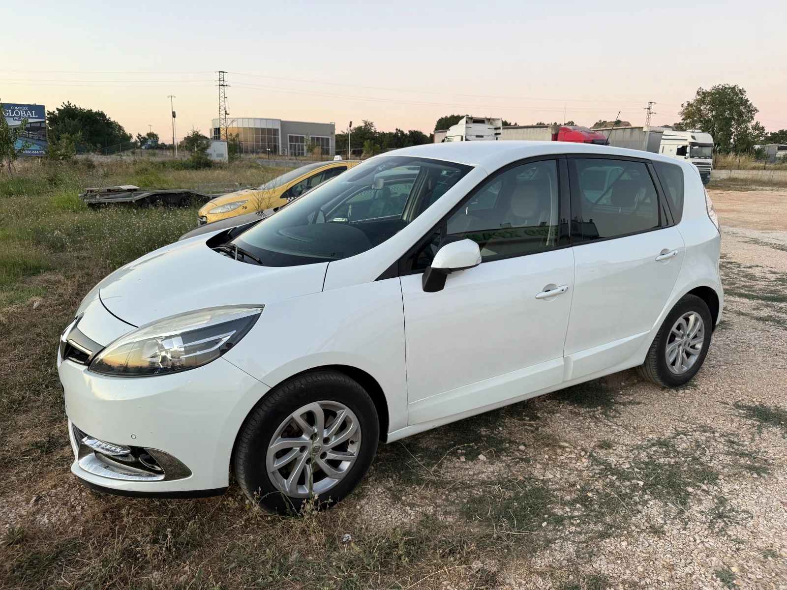 Renault Scenic, снимка 16 - Автомобили и джипове - 55767136
