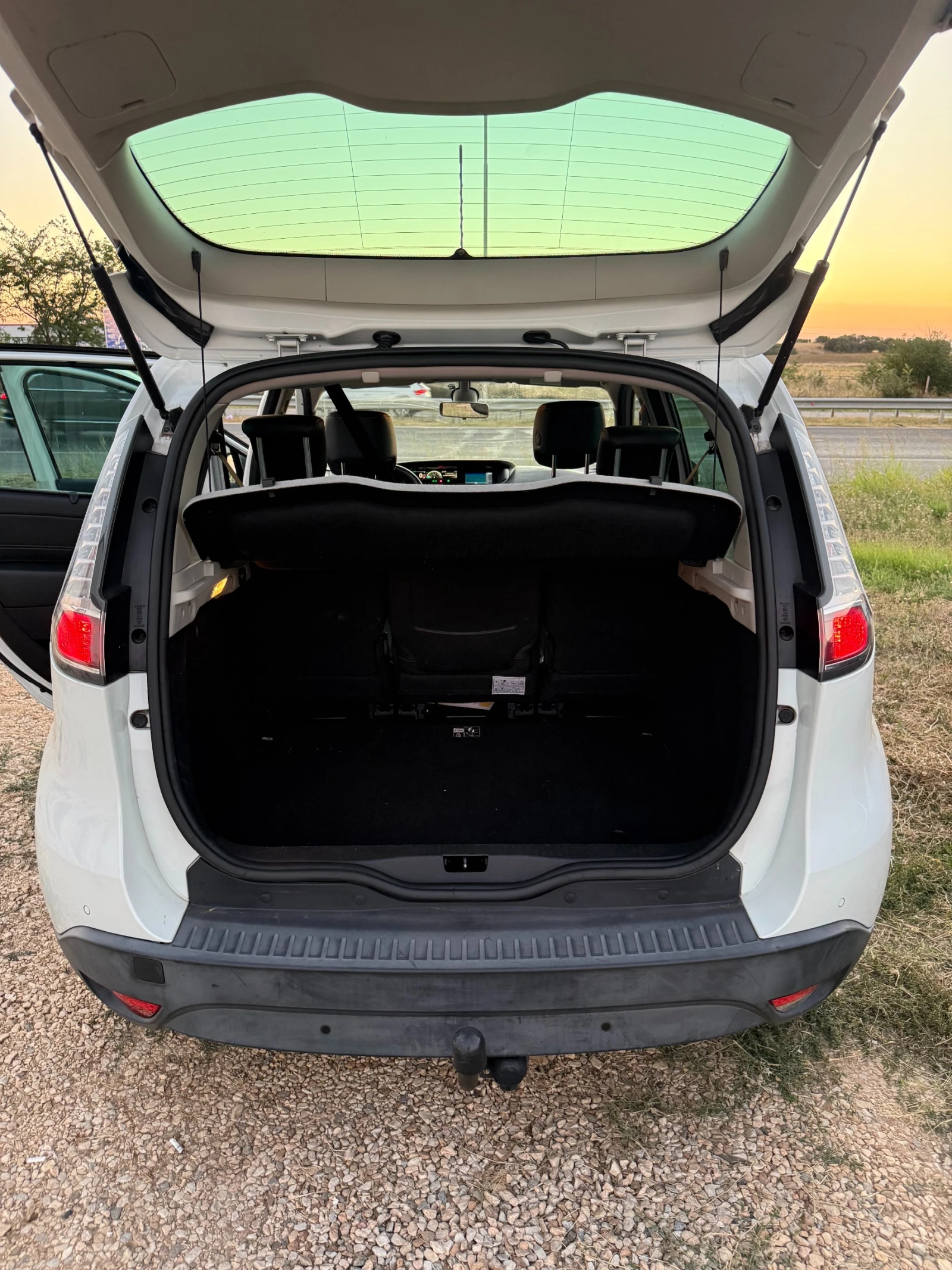 Renault Scenic, снимка 14 - Автомобили и джипове - 55767136