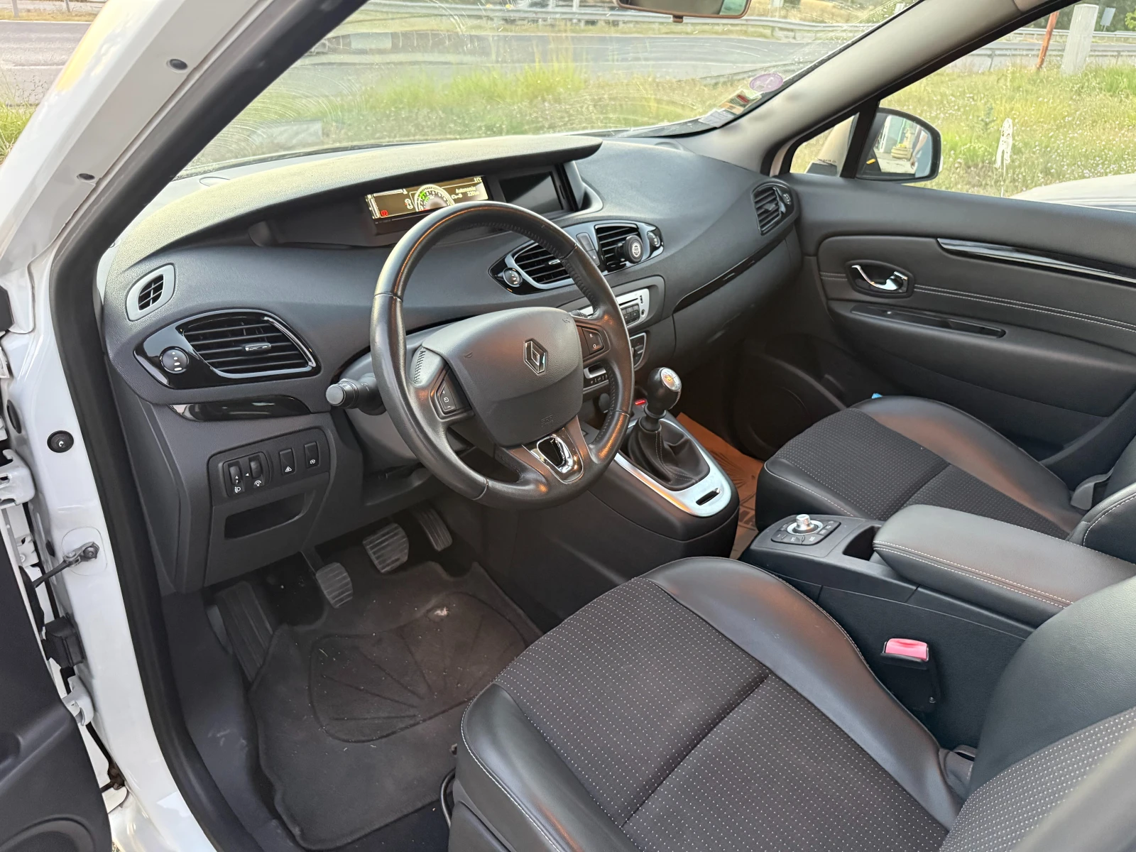 Renault Scenic, снимка 8 - Автомобили и джипове - 55767136