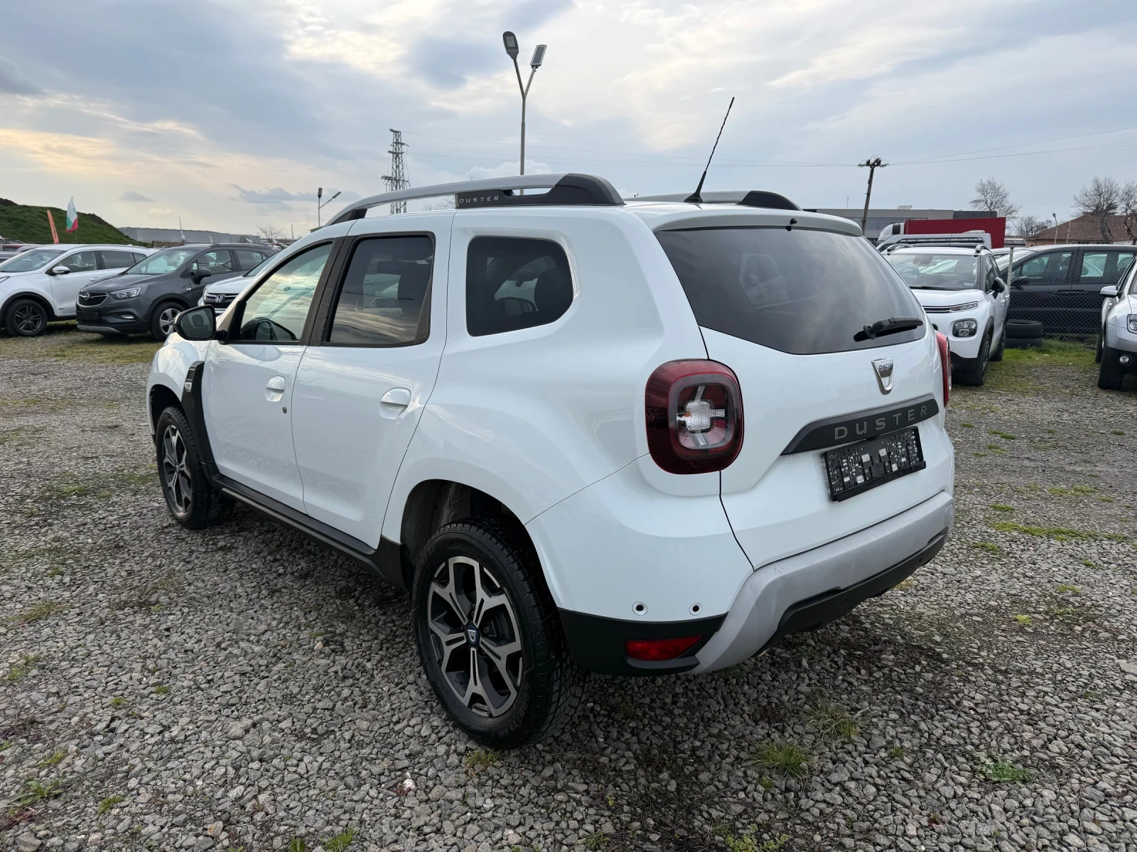 Dacia Duster 1.33 ШВЕЙЦАРИЯ 4х4, снимка 17 - Автомобили и джипове - 54685260
