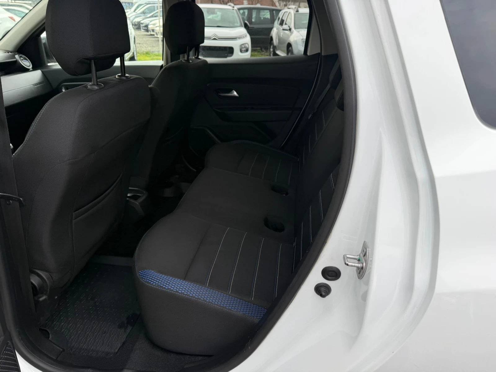 Dacia Duster 1.33 ШВЕЙЦАРИЯ 4х4, снимка 7 - Автомобили и джипове - 54685260