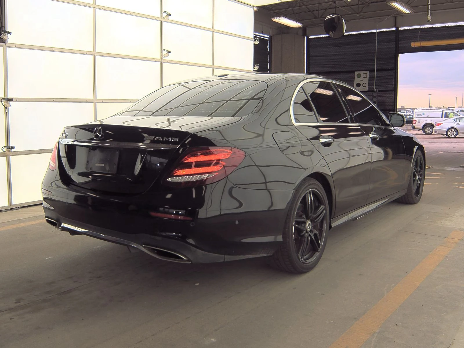 Mercedes-Benz E 300 * AMG* burmester* Parking Assist*  - изображение 4