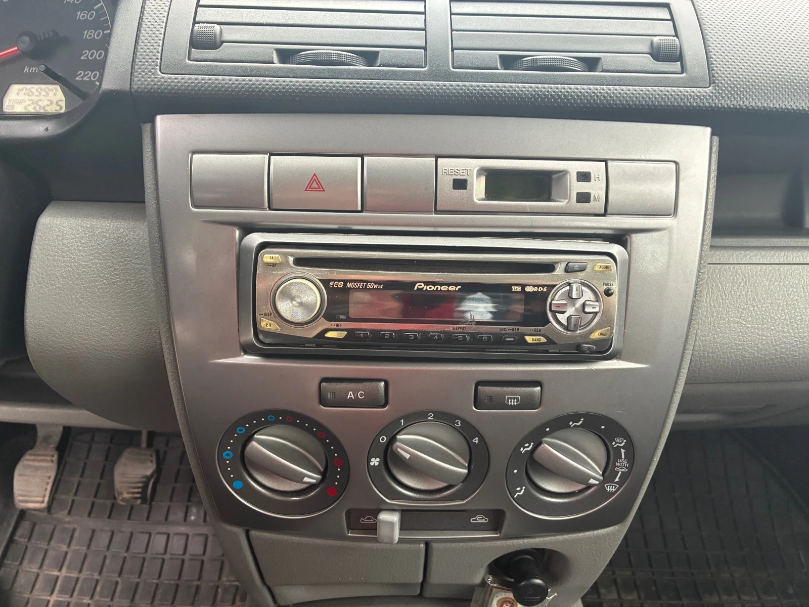 Mazda 2 1250 куб.см. 75к.с. 2005г., снимка 9 - Автомобили и джипове - 54601735