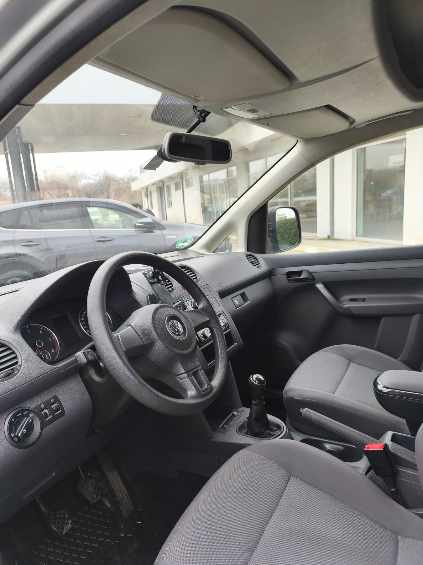 VW Caddy 1.6 TDi, снимка 7 - Автомобили и джипове - 55957979
