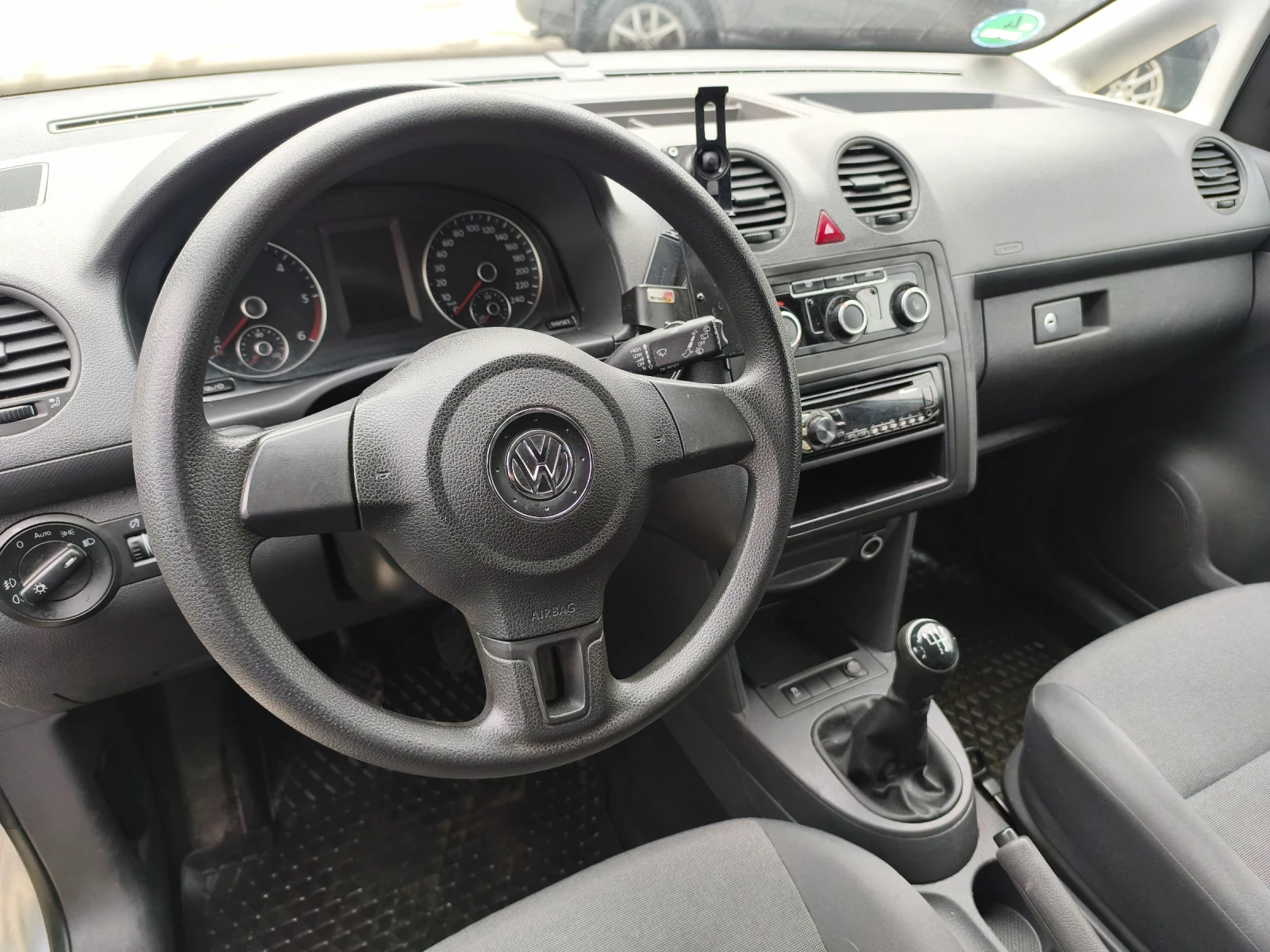 VW Caddy 1.6 TDi, снимка 8 - Автомобили и джипове - 55957979