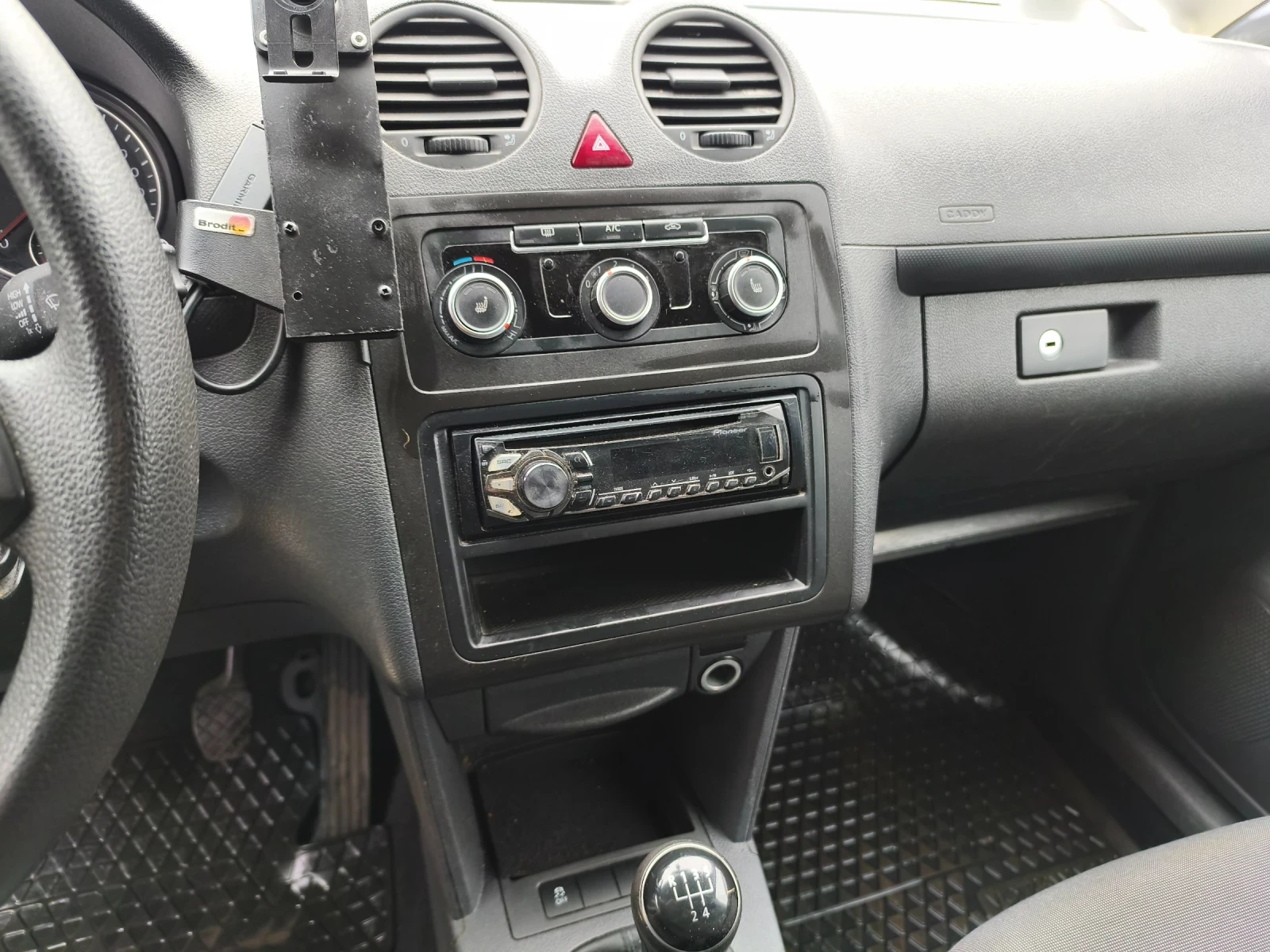 VW Caddy 1.6 TDi, снимка 9 - Автомобили и джипове - 55957979