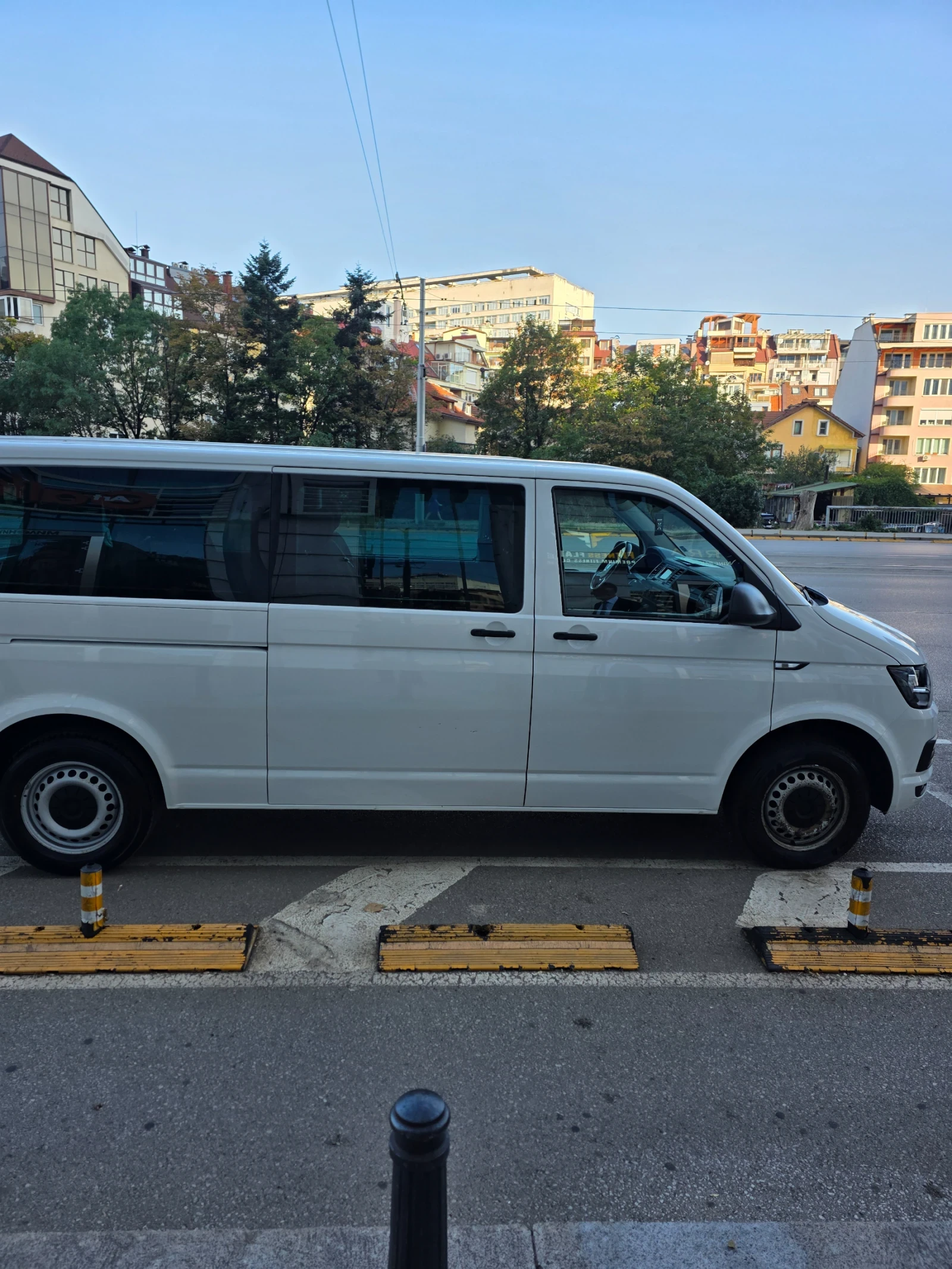 VW Caravelle, снимка 2 - Бусове и автобуси - 55829651