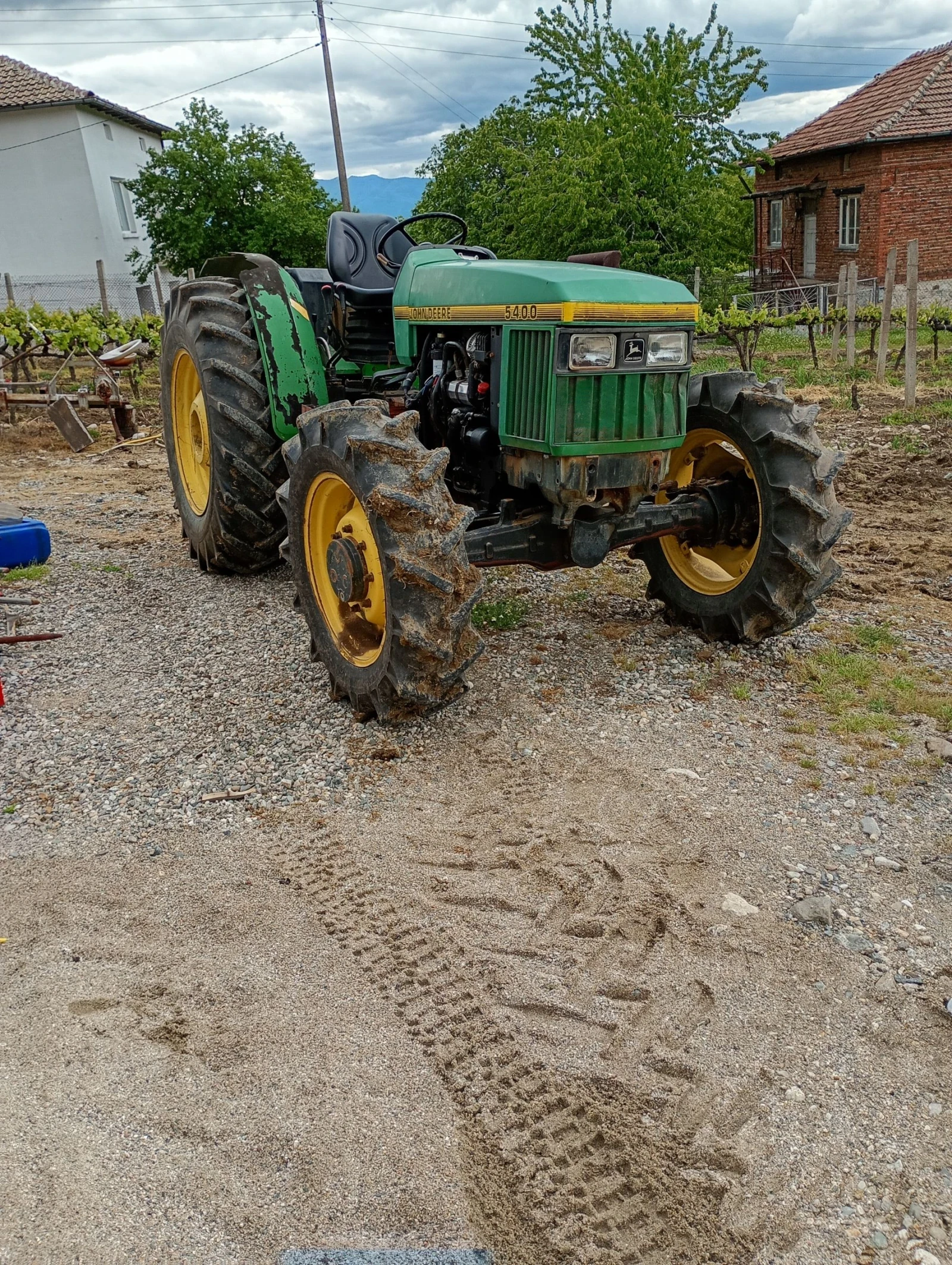Трактор John Deere 5400