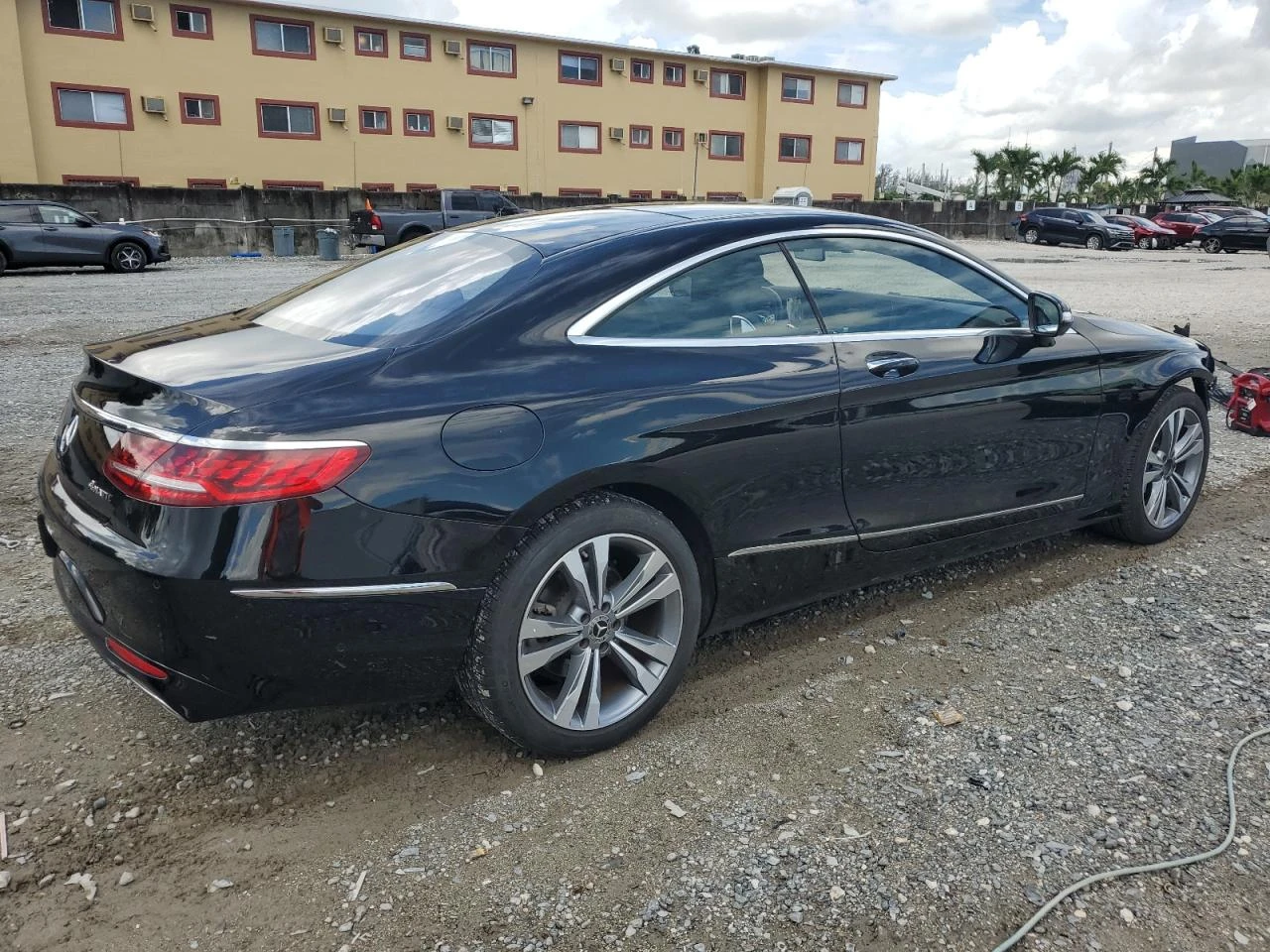 Mercedes-Benz S 560 4MATIC | НАЛИЧНИ ЛИПСВАЩИ ЧАСТИ | РЕАЛЕН ПРОБЕГ - изображение 3