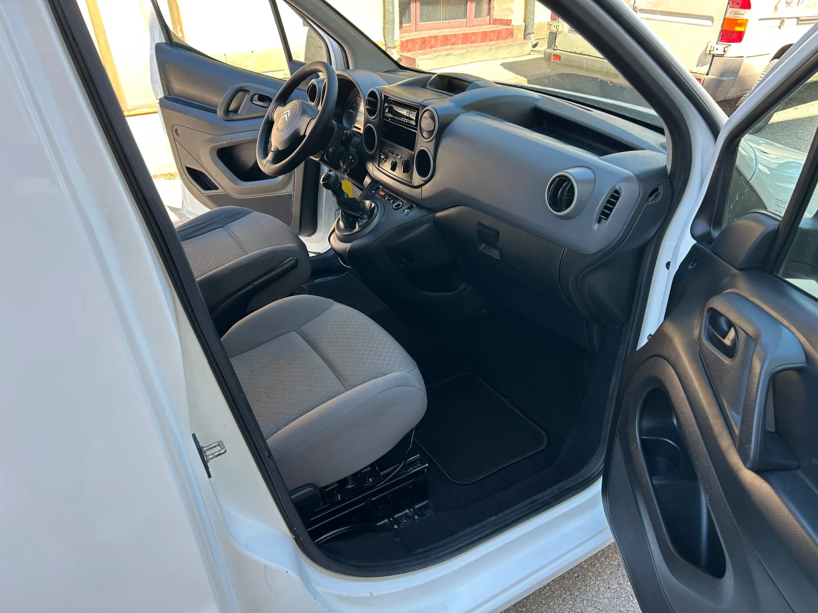 Citroen Berlingo 1.6HDI КЛИМАТИК, снимка 11 - Автомобили и джипове - 54870364