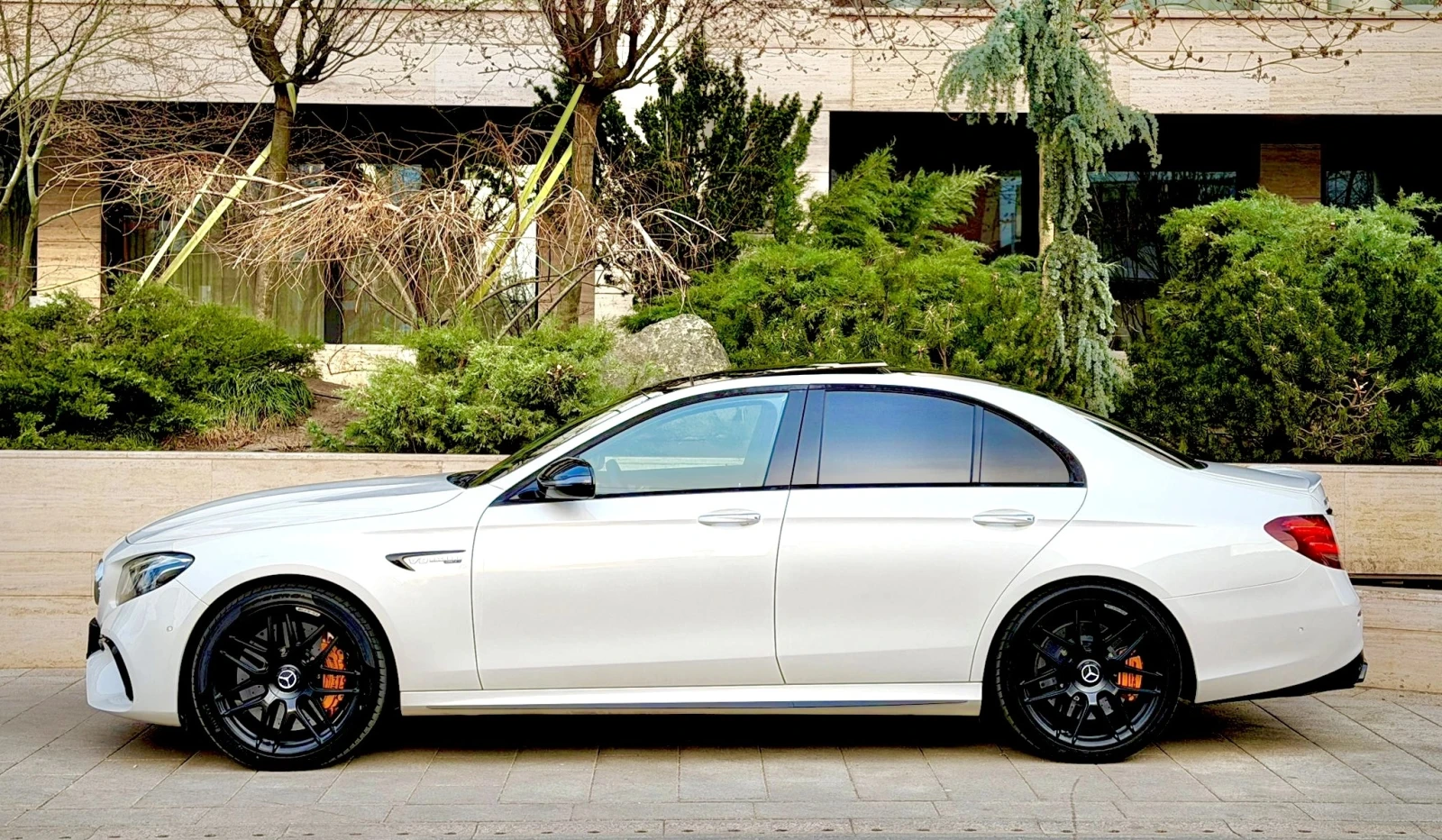 Mercedes-Benz E 63 AMG S 4Matic+ , снимка 2 - Автомобили и джипове - 55821564