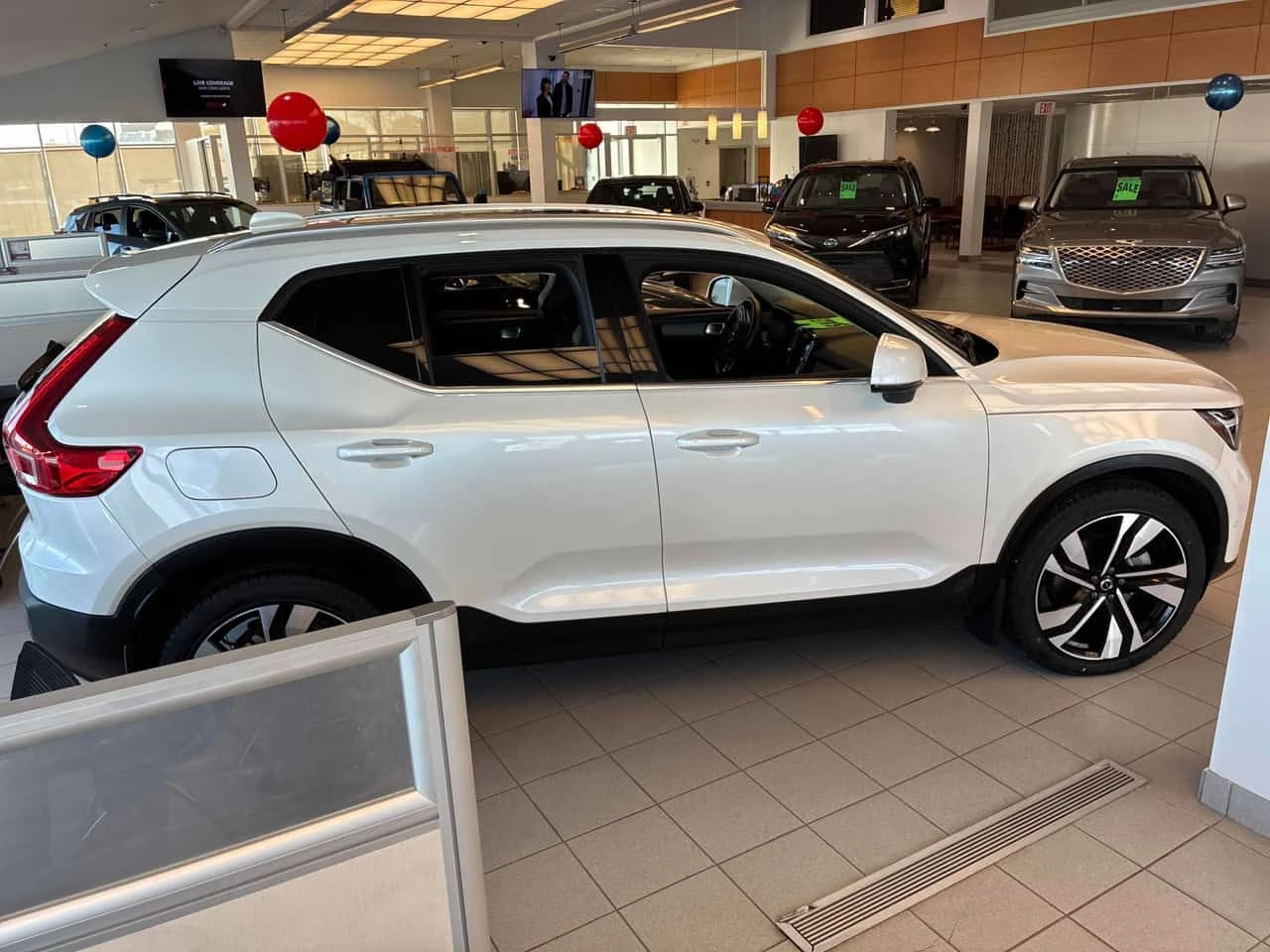 Volvo XC40 * Plus Bright Theme * CARFAX * ЦЕНА ДО БГ - изображение 3