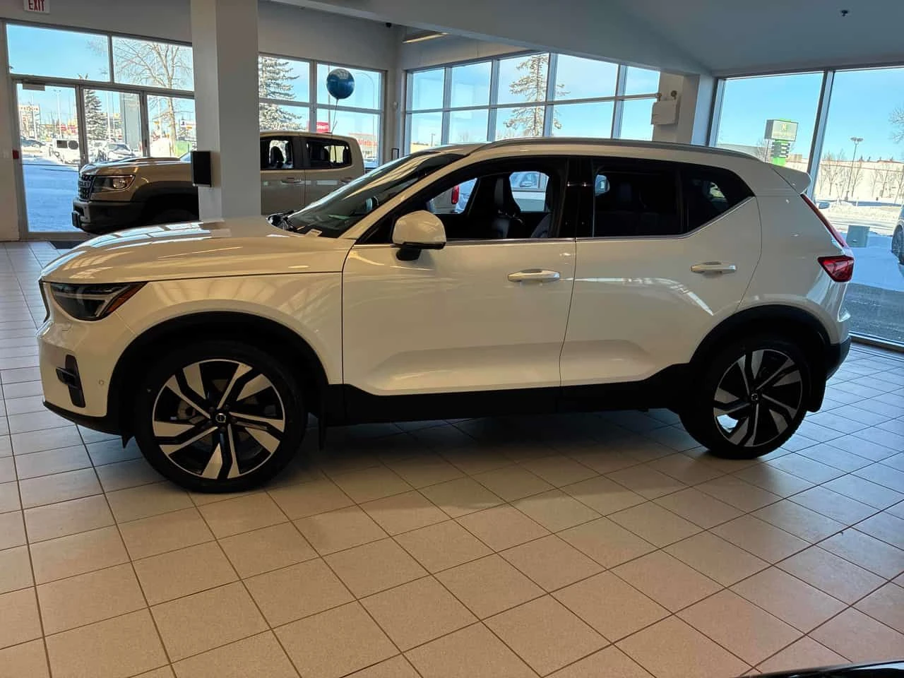 Volvo XC40 * Plus Bright Theme * CARFAX * ЦЕНА ДО БГ - изображение 2