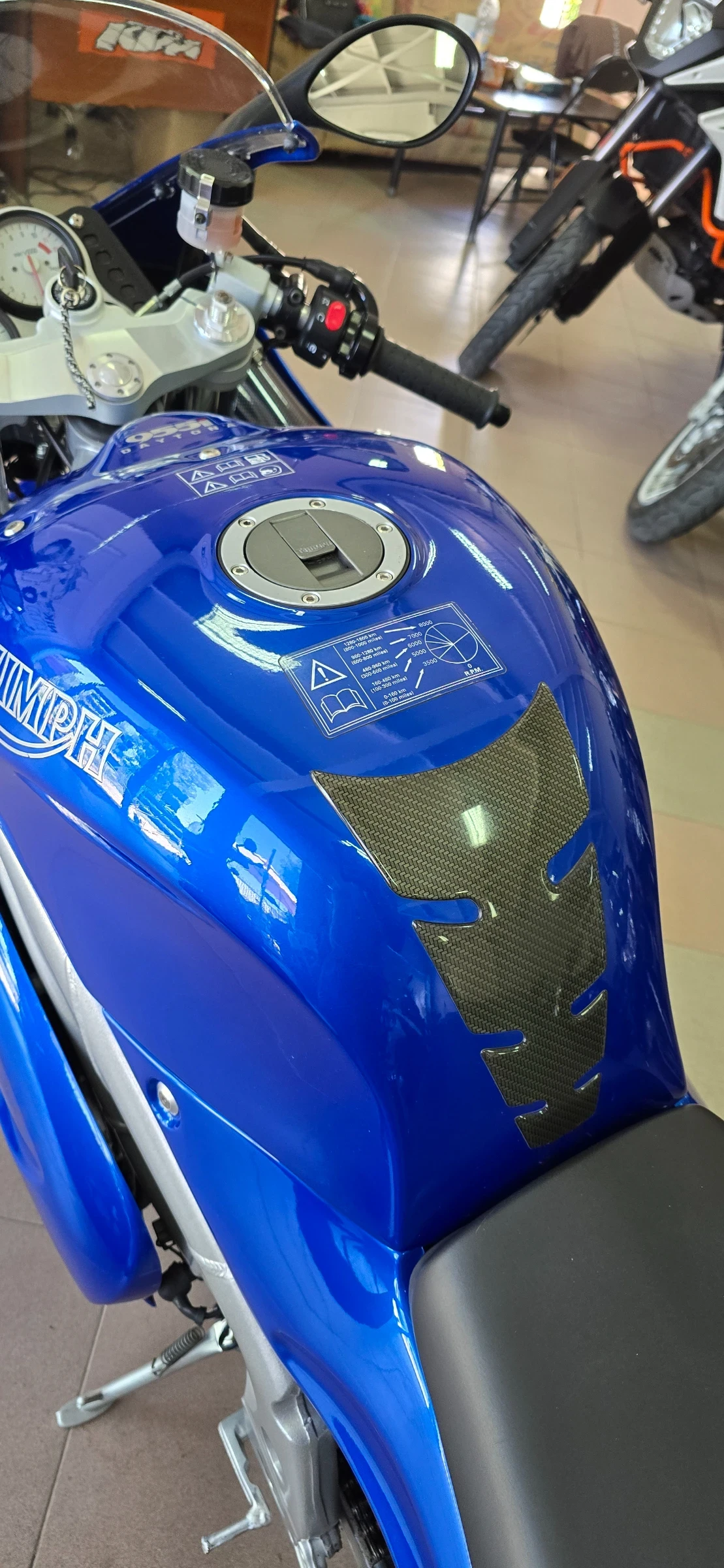 Triumph Daytona 955 i 9000 км ! Лизинг !, снимка 10 - Мотоциклети и мототехника - 55529447