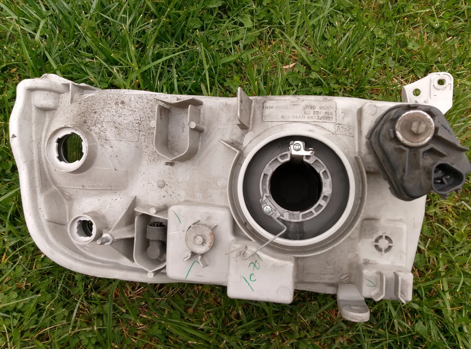 Десен фар за Сузуки Гранд Витара , снимка 2 - Части - 54229785