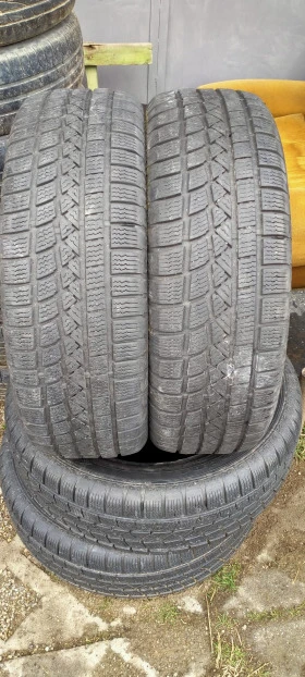 Гуми Зимни 235/60R18, снимка 2 - Гуми и джанти - 44280673