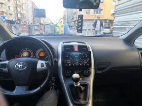 Toyota Auris колата има екран със свързани към него камери., снимка 4