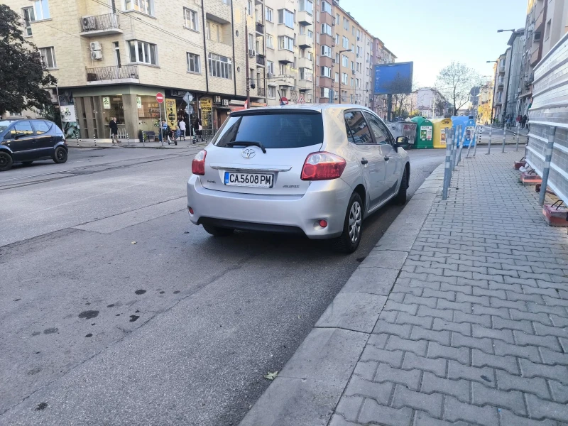 Toyota Auris колата има екран със свързани към него камери., снимка 2 - Автомобили и джипове - 47629719