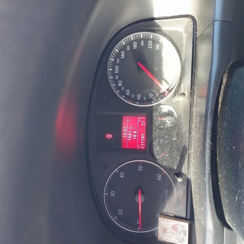 VW Touran 1.9 TDI, снимка 10 - Автомобили и джипове - 52805858