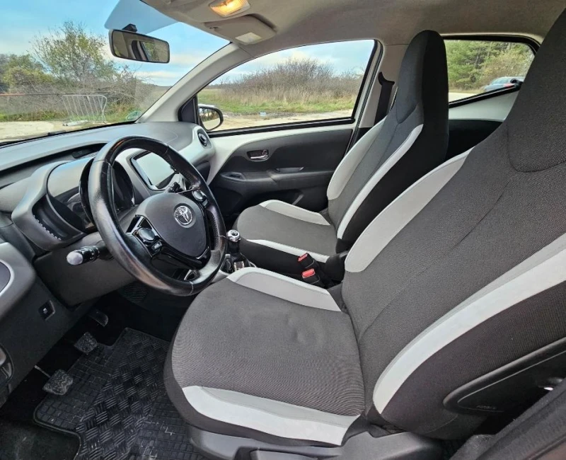 Toyota Aygo Лична Кола, Като Нова, снимка 9 - Автомобили и джипове - 52598672
