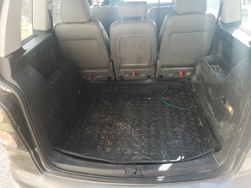 VW Touran, снимка 10 - Автомобили и джипове - 52676890