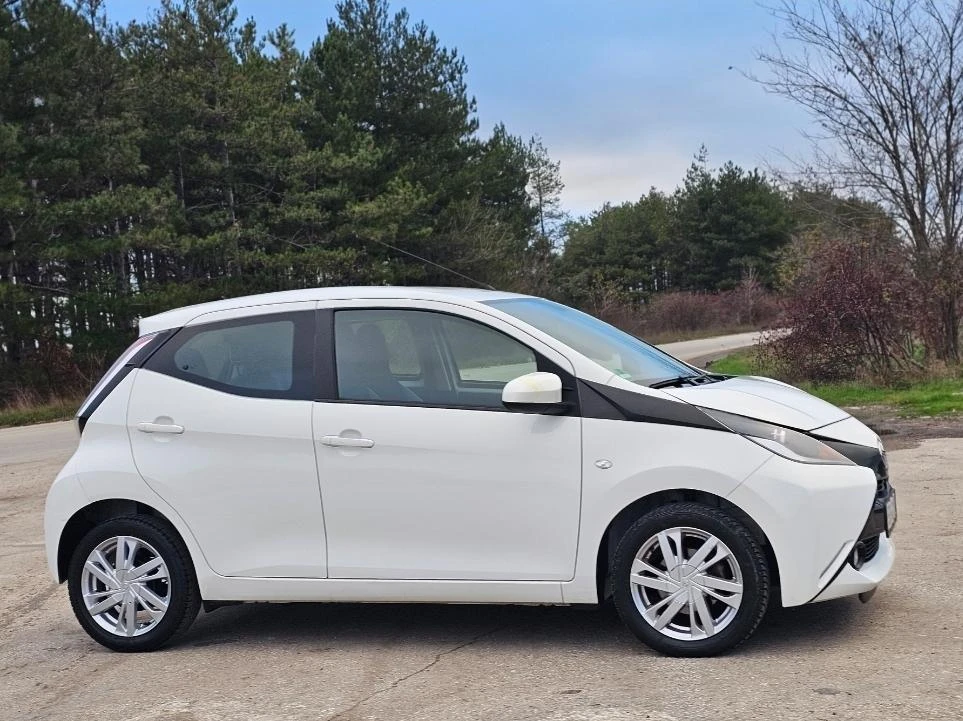 Toyota Aygo Лична Кола, Като Нова - изображение 6