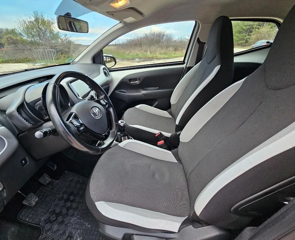 Toyota Aygo Лична Кола, Като Нова - изображение 9