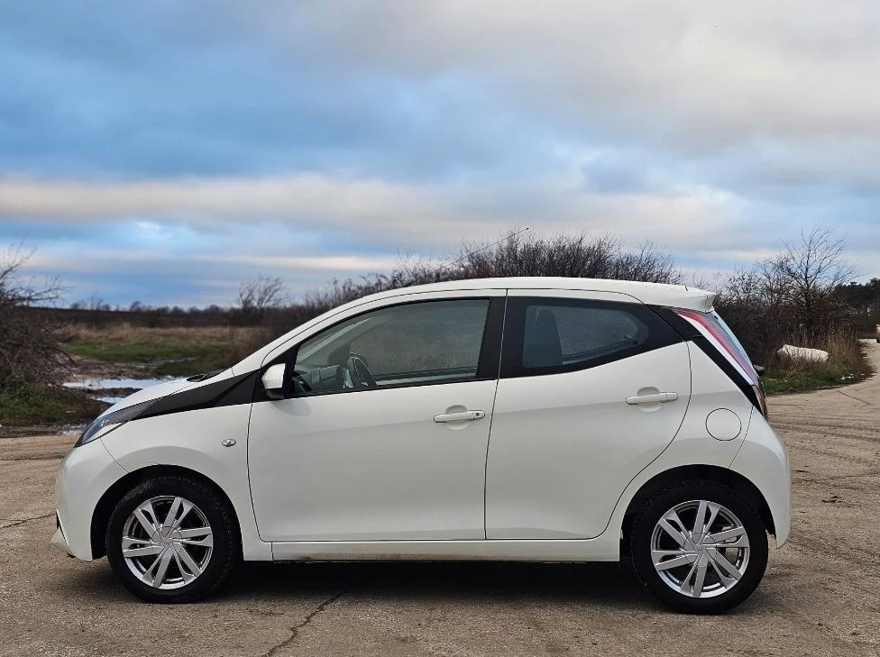 Toyota Aygo Лична Кола, Като Нова - изображение 2