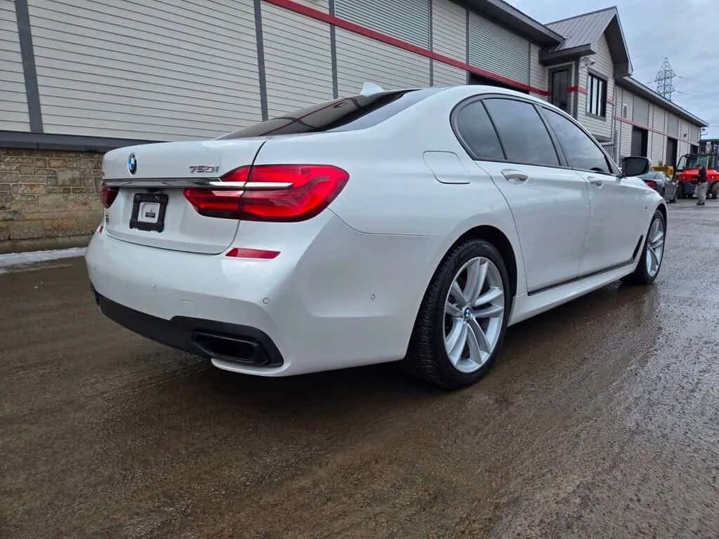 BMW 750 * 4dr Sdn 750i xDrive AWD * CARFAX * ЦЕНА ДО БГ, снимка 12 - Автомобили и джипове - 53921907