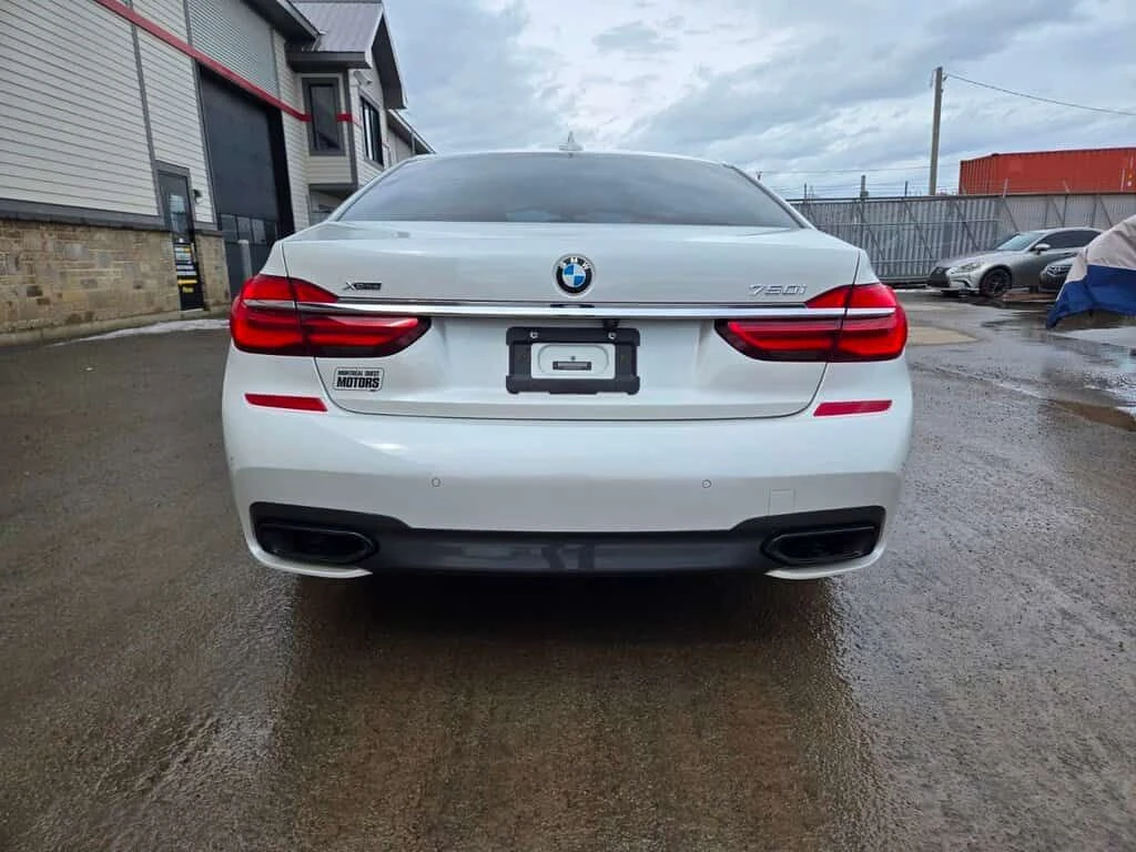 BMW 750 * 4dr Sdn 750i xDrive AWD * CARFAX * ЦЕНА ДО БГ, снимка 8 - Автомобили и джипове - 53921907