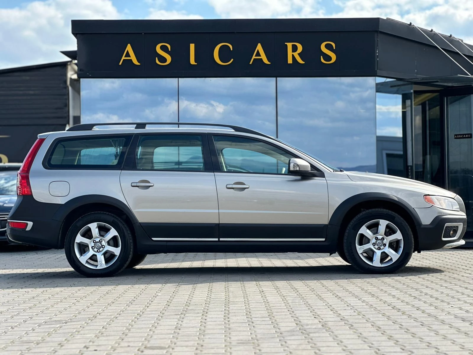 Volvo Xc70 / 2.4D / 185 HP / D5 / 4X4 / MOMENTUM /, снимка 6 - Автомобили и джипове - 53995370
