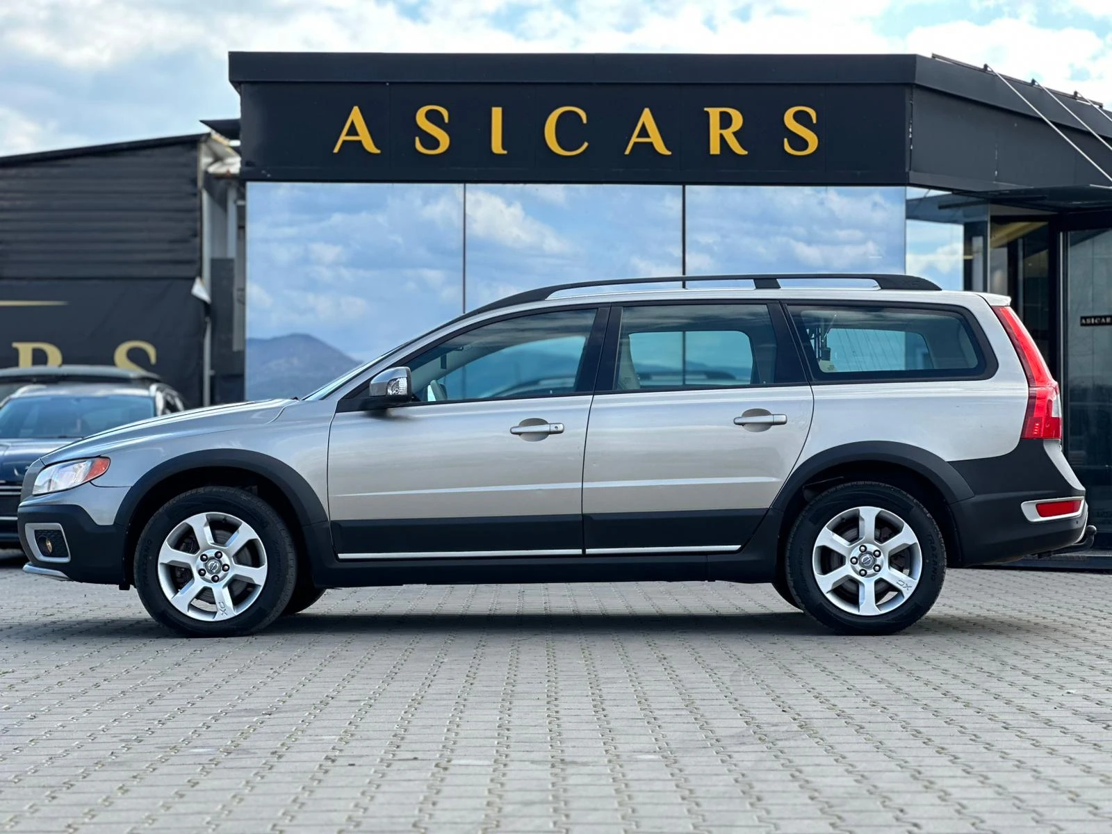 Volvo Xc70 / 2.4D / 185 HP / D5 / 4X4 / MOMENTUM /, снимка 2 - Автомобили и джипове - 53995370