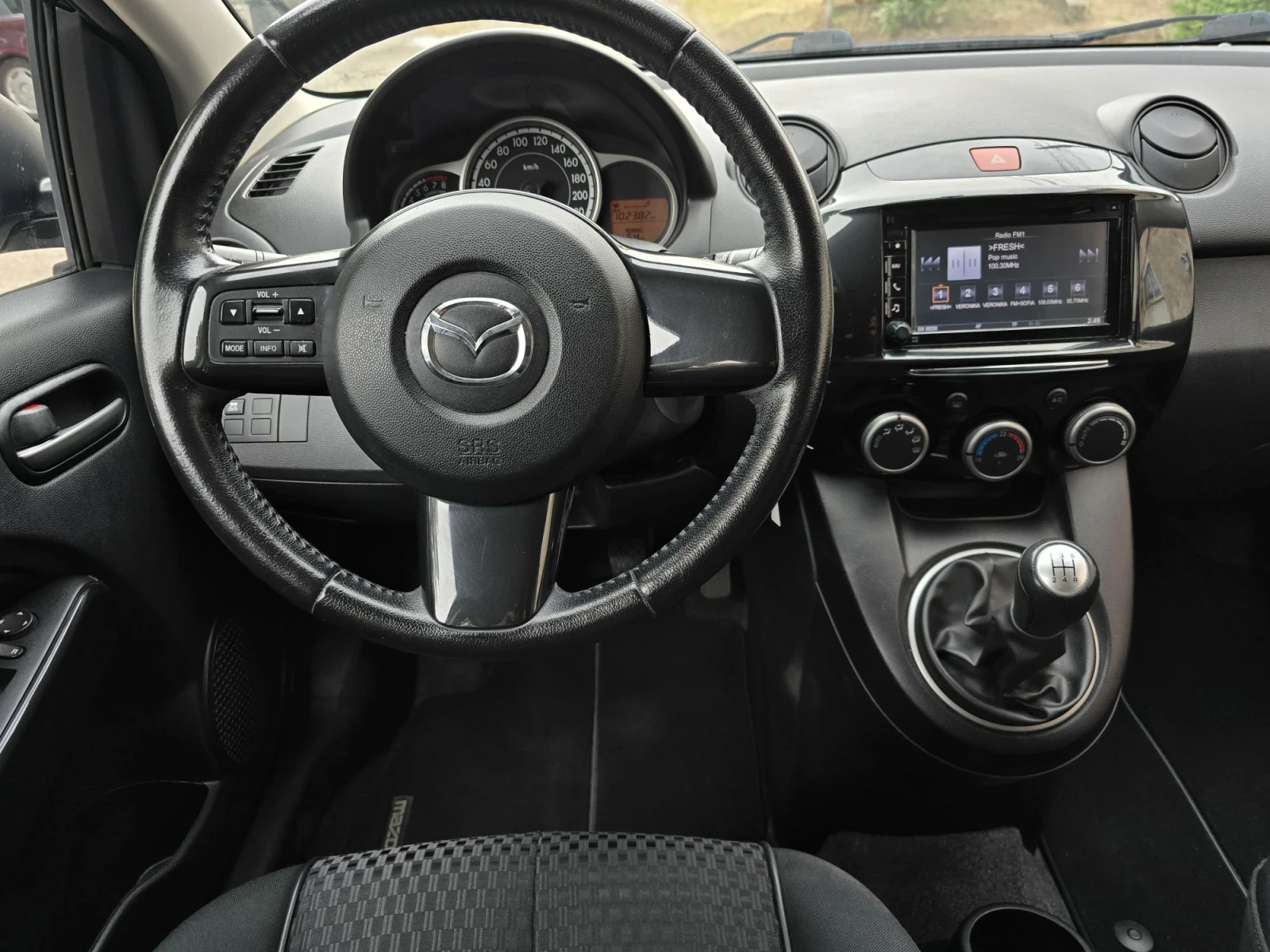 Mazda 2 От Германия 102000км.4цилиндъра. 4врати.Навигация, снимка 10 - Автомобили и джипове - 56219080