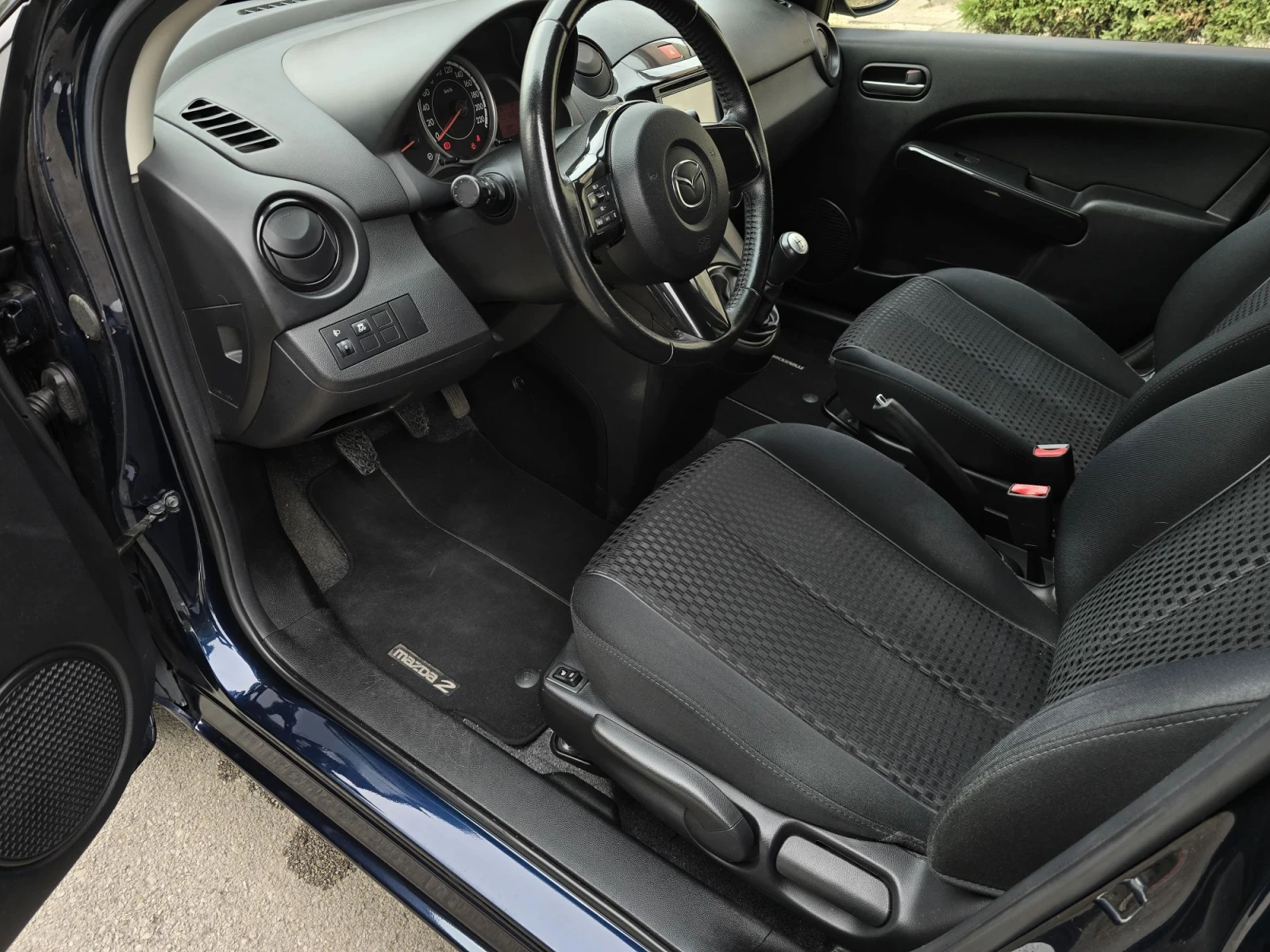 Mazda 2 От Германия 102000км.4цилиндъра. 4врати.Навигация, снимка 7 - Автомобили и джипове - 56219080