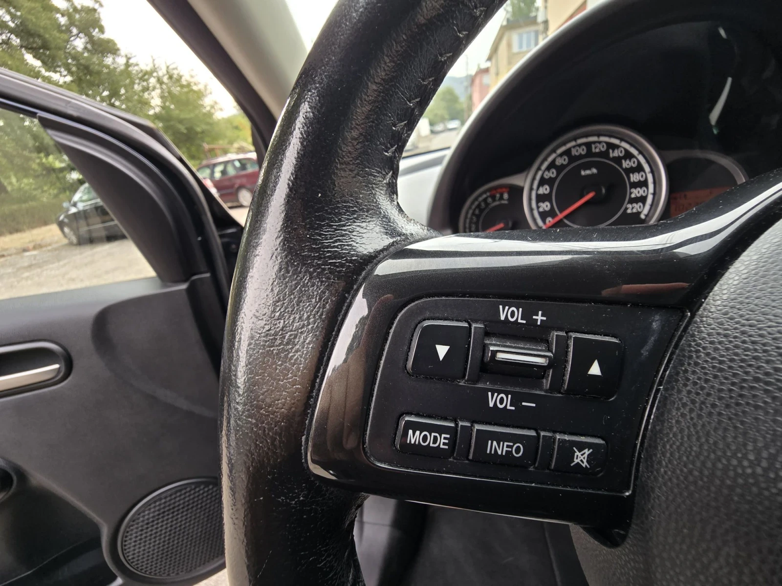 Mazda 2 От Германия 102000км.4цилиндъра. 4врати.Навигация, снимка 14 - Автомобили и джипове - 56219080