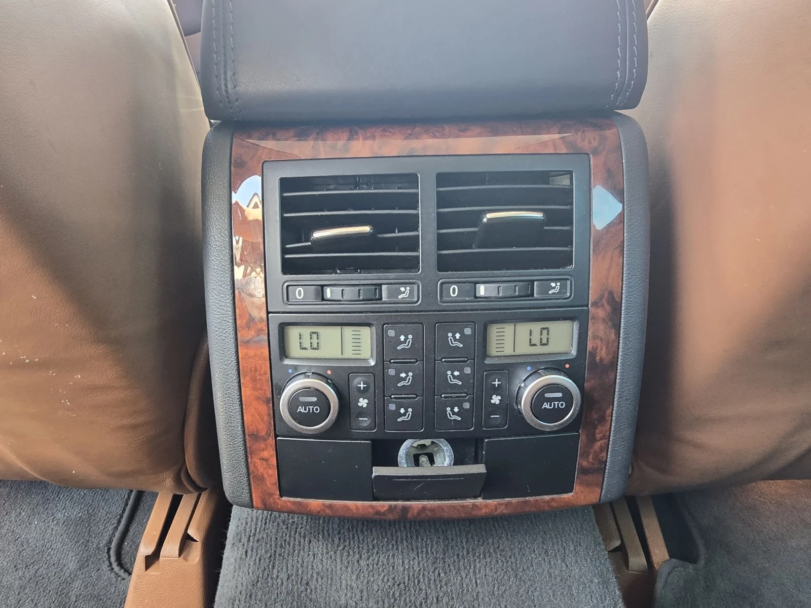 VW Touareg 3.0TDI 224к.с  4x4 Топ състояние , снимка 13 - Автомобили и джипове - 53009534