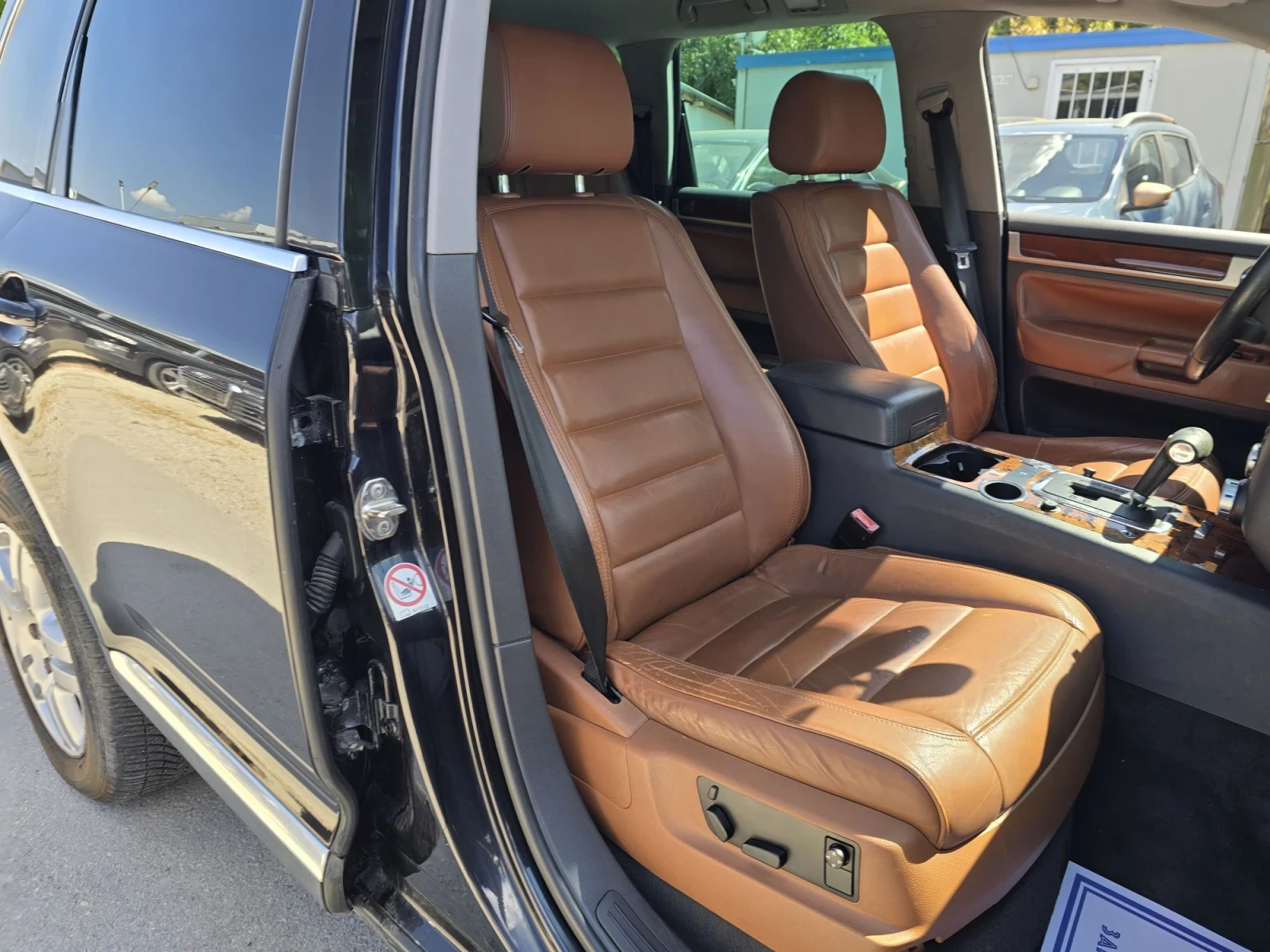 VW Touareg 3.0TDI 224к.с  4x4 Топ състояние , снимка 11 - Автомобили и джипове - 53009534
